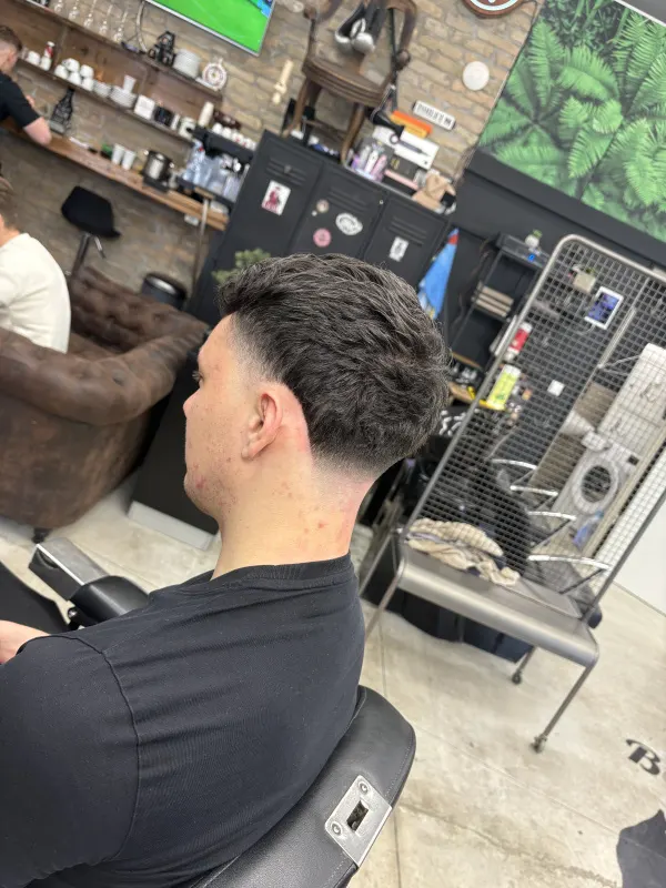 modern barber hajvágás Székesfehérvár stílusos frizura
