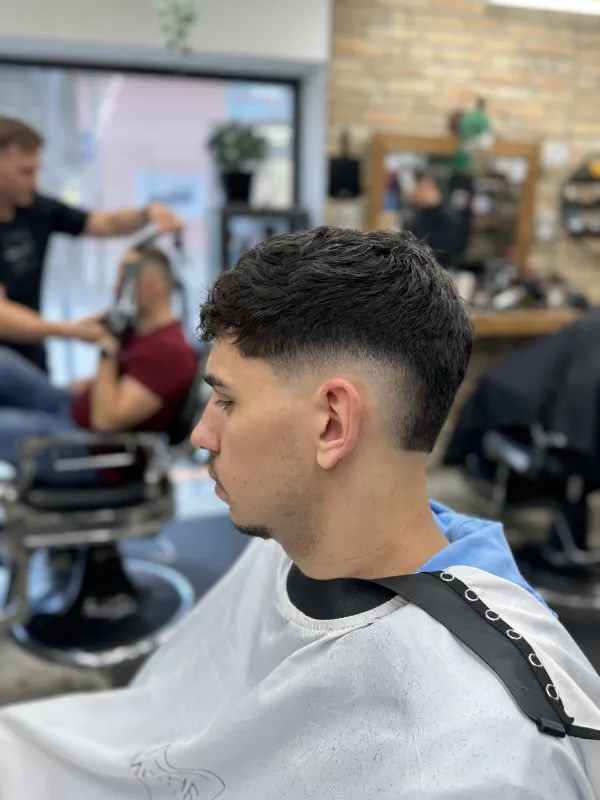férfi hajvágás oldalátmenetes fade Székesfehérvár barber
